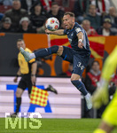 10.04.2026, Fussball 1. Bundesliga 2025/2026, 29.Spieltag, FC Augsburg - TSG 1899 Hoffenheim, in der WWK-Arena Augsburg. Vladimir Coufal (Hoffenheim) springt in den Ball 