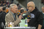 10.04.2026, Fussball 1. Bundesliga 2025/2026, 29.Spieltag, FC Augsburg - TSG 1899 Hoffenheim, in der WWK-Arena Augsburg. FCA-Aufstiegsmannschaft von vor 20 Jahren (2006), die ehemaligen FCA-Profis, die in der Saison 2005/2006 den Aufstieg in die 2. Bundesliga erreicht haben.  Mit dem damaligen Trainer Rainer Hörgl (li) im Interview am Spielfeldrand vor dem Spiel, re: Stadionsprecher Rolf Störmann.
