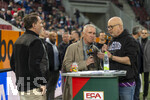 10.04.2026, Fussball 1. Bundesliga 2025/2026, 29.Spieltag, FC Augsburg - TSG 1899 Hoffenheim, in der WWK-Arena Augsburg. FCA-Aufstiegsmannschaft von vor 20 Jahren (2006), die ehemaligen FCA-Profis, die in der Saison 2005/2006 den Aufstieg in die 2. Bundesliga erreicht haben.  Mit dem damaligen Trainer Rainer Hörgl (l2.v.re) im Interview am Spielfeldrand vor dem Spiel, re: Stadionsprecher Rolf Störmann. li: Präsident Markus Krapf (FC Augsburg), der damalige Geschäftsführer.

