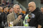10.04.2026, Fussball 1. Bundesliga 2025/2026, 29.Spieltag, FC Augsburg - TSG 1899 Hoffenheim, in der WWK-Arena Augsburg. FCA-Aufstiegsmannschaft von vor 20 Jahren (2006), die ehemaligen FCA-Profis, die in der Saison 2005/2006 den Aufstieg in die 2. Bundesliga erreicht haben.  Mit dem damaligen Trainer Rainer Hörgl (li) im Interview am Spielfeldrand vor dem Spiel, re: Stadionsprecher Rolf Störmann. 
