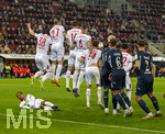 10.04.2026, Fussball 1. Bundesliga 2025/2026, 29.Spieltag, FC Augsburg - TSG 1899 Hoffenheim, in der WWK-Arena Augsburg. Alexis Julian Claude-Maurice (FC Augsburg) muss die Mauer am Boden verstärken.