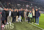 10.04.2026, Fussball 1. Bundesliga 2025/2026, 29.Spieltag, FC Augsburg - TSG 1899 Hoffenheim, in der WWK-Arena Augsburg. FCA-Aufstiegsmannschaft von vor 20 Jahren (2006), die ehemaligen FCA-Profis, die in der Saison 2005/2006 den Aufstieg in die 2. Bundesliga erreicht haben.  Mit Trainer Rainer Hörgl (6.v.re). Gruppenfoto am Spielfeldrand vor dem Spiel.
