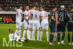 10.04.2026, Fussball 1. Bundesliga 2025/2026, 29.Spieltag, FC Augsburg - TSG 1899 Hoffenheim, in der WWK-Arena Augsburg. Alexis Julian Claude-Maurice (FC Augsburg) muss die Mauer am Boden verstärken. Michael Gregoritsch (Augsburg), Marius Wolf (FC Augsburg), Cedric Adrian Zesiger (FC Augsburg), Jeffrey Gouweleeuw (FC Augsburg), Arthur Chaves (FC Augsburg) 