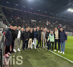 10.04.2026, Fussball 1. Bundesliga 2025/2026, 29.Spieltag, FC Augsburg - TSG 1899 Hoffenheim, in der WWK-Arena Augsburg. FCA-Aufstiegsmannschaft von vor 20 Jahren (2006), die ehemaligen FCA-Profis, die in der Saison 2005/2006 den Aufstieg in die 2. Bundesliga erreicht haben.  Mit Trainer Rainer Hörgl (6.v.re). Gruppenfoto am Spielfeldrand vor dem Spiel.
