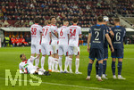 10.04.2026, Fussball 1. Bundesliga 2025/2026, 29.Spieltag, FC Augsburg - TSG 1899 Hoffenheim, in der WWK-Arena Augsburg. Alexis Julian Claude-Maurice (FC Augsburg) muss die Mauer am Boden verstärken. Michael Gregoritsch (Augsburg), Marius Wolf (FC Augsburg), Cedric Adrian Zesiger (FC Augsburg), Jeffrey Gouweleeuw (FC Augsburg), Arthur Chaves (FC Augsburg) 