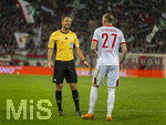 10.04.2026, Fussball 1. Bundesliga 2025/2026, 29.Spieltag, FC Augsburg - TSG 1899 Hoffenheim, in der WWK-Arena Augsburg. v.li: Schiedsrichter Daniel Schlager mit Marius Wolf (FC Augsburg) 