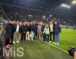 10.04.2026, Fussball 1. Bundesliga 2025/2026, 29.Spieltag, FC Augsburg - TSG 1899 Hoffenheim, in der WWK-Arena Augsburg. FCA-Aufstiegsmannschaft von vor 20 Jahren (2006), die ehemaligen FCA-Profis, die in der Saison 2005/2006 den Aufstieg in die 2. Bundesliga erreicht haben.  Mit Trainer Rainer Hörgl (6.v.re). Gruppenfoto am Spielfeldrand vor dem Spiel.
