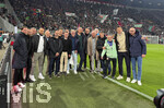 10.04.2026, Fussball 1. Bundesliga 2025/2026, 29.Spieltag, FC Augsburg - TSG 1899 Hoffenheim, in der WWK-Arena Augsburg. FCA-Aufstiegsmannschaft von vor 20 Jahren (2006), die ehemaligen FCA-Profis, die in der Saison 2005/2006 den Aufstieg in die 2. Bundesliga erreicht haben.  Mit Trainer Rainer Hörgl (6.v.re). Gruppenfoto am Spielfeldrand vor dem Spiel.
