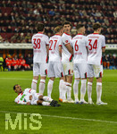 10.04.2026, Fussball 1. Bundesliga 2025/2026, 29.Spieltag, FC Augsburg - TSG 1899 Hoffenheim, in der WWK-Arena Augsburg. Alexis Julian Claude-Maurice (FC Augsburg) muss die Mauer am Boden verstärken. Michael Gregoritsch (Augsburg), Marius Wolf (FC Augsburg), Cedric Adrian Zesiger (FC Augsburg), Jeffrey Gouweleeuw (FC Augsburg), Arthur Chaves (FC Augsburg) 