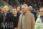 10.04.2026, Fussball 1. Bundesliga 2025/2026, 29.Spieltag, FC Augsburg - TSG 1899 Hoffenheim, in der WWK-Arena Augsburg. FCA-Aufstiegsmannschaft von vor 20 Jahren (2006), die ehemaligen FCA-Profis, die in der Saison 2005/2006 den Aufstieg in die 2. Bundesliga erreicht haben.  Mit dem damaligen Trainer Rainer Hörgl (re) am Spielfeldrand vor dem Spiel,
