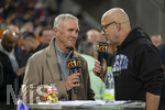 10.04.2026, Fussball 1. Bundesliga 2025/2026, 29.Spieltag, FC Augsburg - TSG 1899 Hoffenheim, in der WWK-Arena Augsburg. FCA-Aufstiegsmannschaft von vor 20 Jahren (2006), die ehemaligen FCA-Profis, die in der Saison 2005/2006 den Aufstieg in die 2. Bundesliga erreicht haben.  Mit dem damaligen Trainer Rainer Hörgl (li) im Interview am Spielfeldrand vor dem Spiel, re: Stadionsprecher Rolf Störmann.

