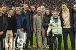 10.04.2026, Fussball 1. Bundesliga 2025/2026, 29.Spieltag, FC Augsburg - TSG 1899 Hoffenheim, in der WWK-Arena Augsburg. FCA-Aufstiegsmannschaft von vor 20 Jahren (2006), die ehemaligen FCA-Profis, die in der Saison 2005/2006 den Aufstieg in die 2. Bundesliga erreicht haben.  Mit dem damaligen Trainer Rainer Hörgl (mitte) am Spielfeldrand vor dem Spiel,
