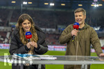 10.04.2026, Fussball 1. Bundesliga 2025/2026, 29.Spieltag, FC Augsburg - TSG 1899 Hoffenheim, in der WWK-Arena Augsburg. v.li: SKY-Sport Moderatorin Mara Mones (Deutschland), TV Experte Thomas Hitzelsperger (Deutschland) im Interview.