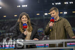 10.04.2026, Fussball 1. Bundesliga 2025/2026, 29.Spieltag, FC Augsburg - TSG 1899 Hoffenheim, in der WWK-Arena Augsburg. v.li: SKY-Sport Moderatorin Mara Mones (Deutschland), TV Experte Thomas Hitzelsperger (Deutschland) im Interview.