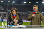 10.04.2026, Fussball 1. Bundesliga 2025/2026, 29.Spieltag, FC Augsburg - TSG 1899 Hoffenheim, in der WWK-Arena Augsburg. v.li: SKY-Sport Moderatorin Mara Mones (Deutschland), TV Experte Thomas Hitzelsperger (Deutschland) im Interview.