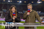 10.04.2026, Fussball 1. Bundesliga 2025/2026, 29.Spieltag, FC Augsburg - TSG 1899 Hoffenheim, in der WWK-Arena Augsburg. v.li: SKY-Sport Moderatorin Mara Mones (Deutschland), TV Experte Thomas Hitzelsperger (Deutschland) im Interview.