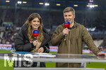 10.04.2026, Fussball 1. Bundesliga 2025/2026, 29.Spieltag, FC Augsburg - TSG 1899 Hoffenheim, in der WWK-Arena Augsburg. v.li: SKY-Sport Moderatorin Mara Mones (Deutschland), TV Experte Thomas Hitzelsperger (Deutschland) im Interview.