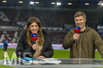 10.04.2026, Fussball 1. Bundesliga 2025/2026, 29.Spieltag, FC Augsburg - TSG 1899 Hoffenheim, in der WWK-Arena Augsburg. v.li: SKY-Sport Moderatorin Mara Mones (Deutschland), TV Experte Thomas Hitzelsperger (Deutschland) im Interview.