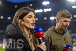 10.04.2026, Fussball 1. Bundesliga 2025/2026, 29.Spieltag, FC Augsburg - TSG 1899 Hoffenheim, in der WWK-Arena Augsburg. v.li: SKY-Sport Moderatorin Mara Mones (Deutschland), TV Experte Thomas Hitzelsperger (Deutschland) im Interview.