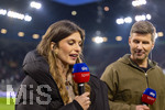 10.04.2026, Fussball 1. Bundesliga 2025/2026, 29.Spieltag, FC Augsburg - TSG 1899 Hoffenheim, in der WWK-Arena Augsburg. v.li: SKY-Sport Moderatorin Mara Mones (Deutschland), TV Experte Thomas Hitzelsperger (Deutschland) im Interview.