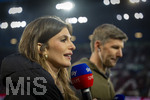 10.04.2026, Fussball 1. Bundesliga 2025/2026, 29.Spieltag, FC Augsburg - TSG 1899 Hoffenheim, in der WWK-Arena Augsburg. v.li: SKY-Sport Moderatorin Mara Mones (Deutschland), TV Experte Thomas Hitzelsperger (Deutschland) im Interview.