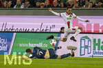 10.04.2026, Fussball 1. Bundesliga 2025/2026, 29.Spieltag, FC Augsburg - TSG 1899 Hoffenheim, in der WWK-Arena Augsburg. v.li: Robin Hranac (TSG 1899 Hoffenheim) gegen Alexis Julian Claude-Maurice (FC Augsburg) 