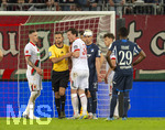 10.04.2026, Fussball 1. Bundesliga 2025/2026, 29.Spieltag, FC Augsburg - TSG 1899 Hoffenheim, in der WWK-Arena Augsburg. Schiedsrichter Daniel Schlager im Disput mit Jeffrey Gouweleeuw (FC Augsburg), Michael Gregoritsch (Augsburg), 