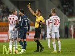 10.04.2026, Fussball 1. Bundesliga 2025/2026, 29.Spieltag, FC Augsburg - TSG 1899 Hoffenheim, in der WWK-Arena Augsburg. Schiedsrichter Daniel Schlager ziegt Marius Wolf (FC Augsburg) die gelbe Karte 