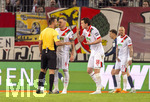 10.04.2026, Fussball 1. Bundesliga 2025/2026, 29.Spieltag, FC Augsburg - TSG 1899 Hoffenheim, in der WWK-Arena Augsburg. Schiedsrichter Daniel Schlager im Disput mit Jeffrey Gouweleeuw (FC Augsburg), Michael Gregoritsch (Augsburg), 