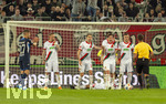 10.04.2026, Fussball 1. Bundesliga 2025/2026, 29.Spieltag, FC Augsburg - TSG 1899 Hoffenheim, in der WWK-Arena Augsburg. Schiedsrichter Daniel Schlager im Disput mit Jeffrey Gouweleeuw (FC Augsburg), Michael Gregoritsch (Augsburg), Arthur Chaves (FC Augsburg), 