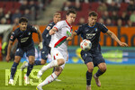 10.04.2026, Fussball 1. Bundesliga 2025/2026, 29.Spieltag, FC Augsburg - TSG 1899 Hoffenheim, in der WWK-Arena Augsburg. von links:  Michael Gregoritsch (Augsburg) gegen Robin Hranac (TSG 1899 Hoffenheim) 