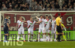 10.04.2026, Fussball 1. Bundesliga 2025/2026, 29.Spieltag, FC Augsburg - TSG 1899 Hoffenheim, in der WWK-Arena Augsburg. Schiedsrichter Daniel Schlager im Disput mit Michael Gregoritsch (Augsburg), Arthur Chaves (FC Augsburg), 