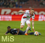 10.04.2026, Fussball 1. Bundesliga 2025/2026, 29.Spieltag, FC Augsburg - TSG 1899 Hoffenheim, in der WWK-Arena Augsburg. v.li: Bazoumana Toure (TSG 1899 Hoffenheim) gegen Marius Wolf (FC Augsburg) 