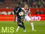 10.04.2026, Fussball 1. Bundesliga 2025/2026, 29.Spieltag, FC Augsburg - TSG 1899 Hoffenheim, in der WWK-Arena Augsburg. v.li: Bazoumana Toure (TSG 1899 Hoffenheim) gegen Arthur Chaves (FC Augsburg) 