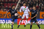10.04.2026, Fussball 1. Bundesliga 2025/2026, 29.Spieltag, FC Augsburg - TSG 1899 Hoffenheim, in der WWK-Arena Augsburg. v.li: Ozan Kabak (TSG 1899 Hoffenheim), Alexis Julian Claude-Maurice (FC Augsburg), Robin Hranac (TSG 1899 Hoffenheim) 