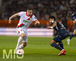 10.04.2026, Fussball 1. Bundesliga 2025/2026, 29.Spieltag, FC Augsburg - TSG 1899 Hoffenheim, in der WWK-Arena Augsburg. v.li: Michael Gregoritsch (Augsburg) gegen Ozan Kabak (TSG 1899 Hoffenheim) 