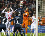 10.04.2026, Fussball 1. Bundesliga 2025/2026, 29.Spieltag, FC Augsburg - TSG 1899 Hoffenheim, in der WWK-Arena Augsburg.  Anton Kade (FC Augsburg), Albian Hajdari (TSG 1899 Hoffenheim), Torwart Oliver Baumann (TSG 1899 Hoffenheim) 