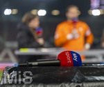 10.04.2026, Fussball 1. Bundesliga 2025/2026, 29.Spieltag, FC Augsburg - TSG 1899 Hoffenheim, in der WWK-Arena Augsburg. Mikrofon SKY Sport am Spielfeldrand 