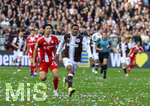 11.04.2026, Fussball 1. Bundesliga 2025/2026, 29.Spieltag, FC St Pauli - FC Bayern München, im Stadion am Millerntor in Hamburg St Pauli, v.li: Hiroki Ito (FC Bayern München) gegen Andreas Hountondji (Pauli)
 

