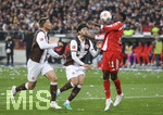 11.04.2026, Fussball 1. Bundesliga 2025/2026, 29.Spieltag, FC St Pauli - FC Bayern München, im Stadion am Millerntor in Hamburg St Pauli,  v.li: Hauke Wahl (FC St. Pauli), Tomoya Ando (St. Pauli) gegen Nicolas Jackson (FC Bayern München) 
 

