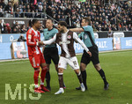 11.04.2026, Fussball 1. Bundesliga 2025/2026, 29.Spieltag, FC St Pauli - FC Bayern München, im Stadion am Millerntor in Hamburg St Pauli, Meinungsverschiedenheit, v.li: Michael Olise (FC Bayern München), Schiedsrichter-Assistent, Danel Sinani (FC St. Pauli), Schiedsrichter Tobias Stieler,   

