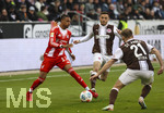 11.04.2026, Fussball 1. Bundesliga 2025/2026, 29.Spieltag, FC St Pauli - FC Bayern München, im Stadion am Millerntor in Hamburg St Pauli, v.li: Michael Olise (FC Bayern München) gegen Lars Ritzka (Pauli, r.)
 

