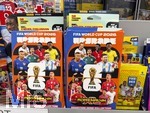 12.04.2026, Einzelhandel, ein Laden in Bad Wörishofen (Bayern) bietet Sammelhefte und Sammelbilder zur Fussball-WM 2026 in den USA an. 