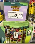 12.04.2026, Einzelhandel, ein Laden in Bad Wörishofen (Bayern) bietet Sammelhefte und Sammelbilder zur Fussball-WM 2026 in den USA an. ADRENALYN von Panini. 8 Karten für 2 Euro.