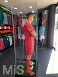 14.04.2026, Madeira, Portugal, Merchendising-Shop der Portugiesischen Fussball Nationalmannschaft in Funchal. Superstar Christiano Ronaldo (Portugal) als Lebensgroße Figur am Eingang.