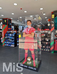 14.04.2026, Madeira, Portugal, Merchendising-Shop der Portugiesischen Fussball Nationalmannschaft in Funchal. Superstar Christiano Ronaldo (Portugal) als Lebensgroße Figur am Eingang.