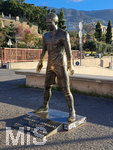 14.04.2026, Madeira, Portugal, Christiano Ronaldo als Lebensgroße (3,4m) Bronzefigur in Funchal, Portugals Superstar Cristiano Ronaldo ist auf Madeira geboren und ihm zuehren wurde 2014 van der Hafenpromenade diese Plastik aufgestellt. Das Schild an seinem Fusse zeigt seine Daten, Geboren in Madeira am 5.2.1985