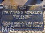 14.04.2026, Madeira, Portugal, Christiano Ronaldo als Lebensgroße (3,4m) Bronzefigur in Funchal, Portugals Superstar Cristiano Ronaldo ist auf Madeira geboren und ihm zuehren wurde 2014 van der Hafenpromenade diese Plastik aufgestellt. Das Schild an seinem Fusse zeigt seine Daten, Geboren in Madeira am 5.2.1985