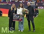 14.04.2026,  WM-Qualifikation Europa, Frauen 2026, 3.Spieltag, Deutschland - Österreich, im Max-Morlock-Stadion Nürnberg, Sara Däbritz wird offiziell vom DFB verabschiedet,  Nia Künzer (li) und DFB Präsident Bernd Neuendorf (re, Deutschland) 