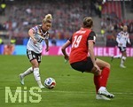 14.04.2026,  WM-Qualifikation Europa, Frauen 2026, 3.Spieltag, Deutschland - Österreich, im Max-Morlock-Stadion Nürnberg, v.l. Linda Dallmann (Deutschland) gegen Verena Hanshaw (Österreich) 